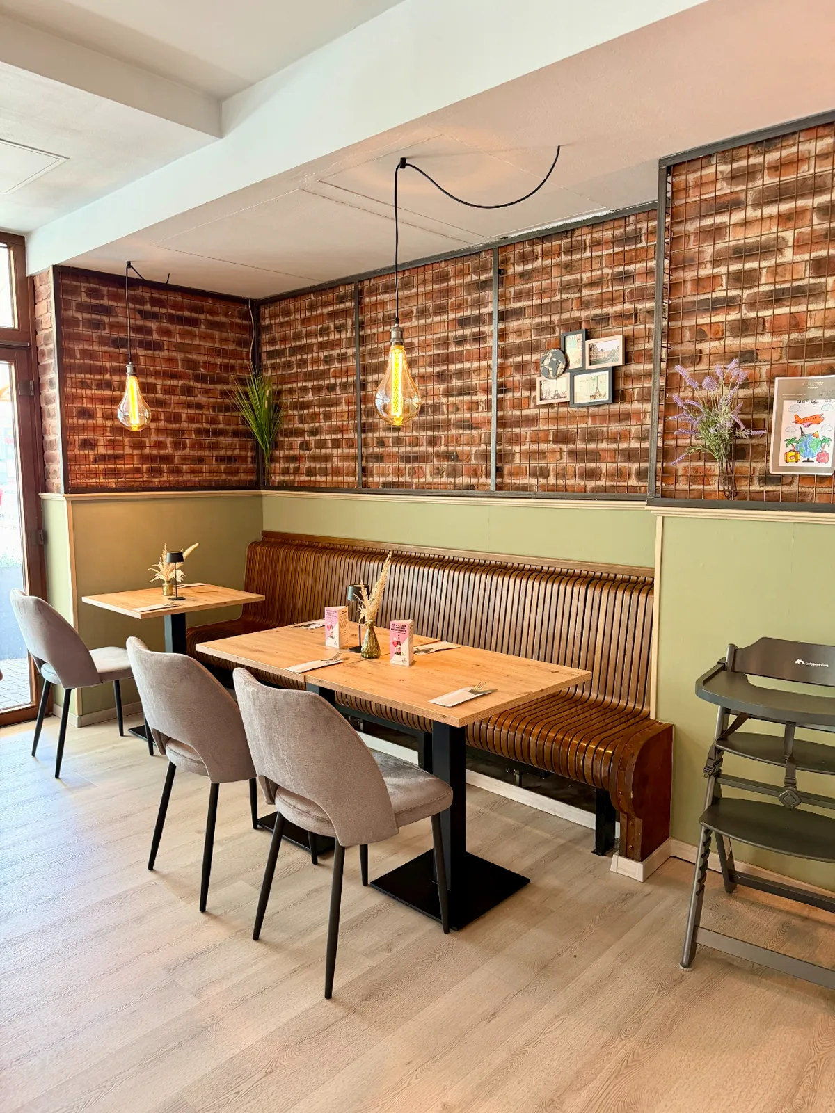 Eckplatz mit warmer Atmosphäre im Taste-Trip Restaurant