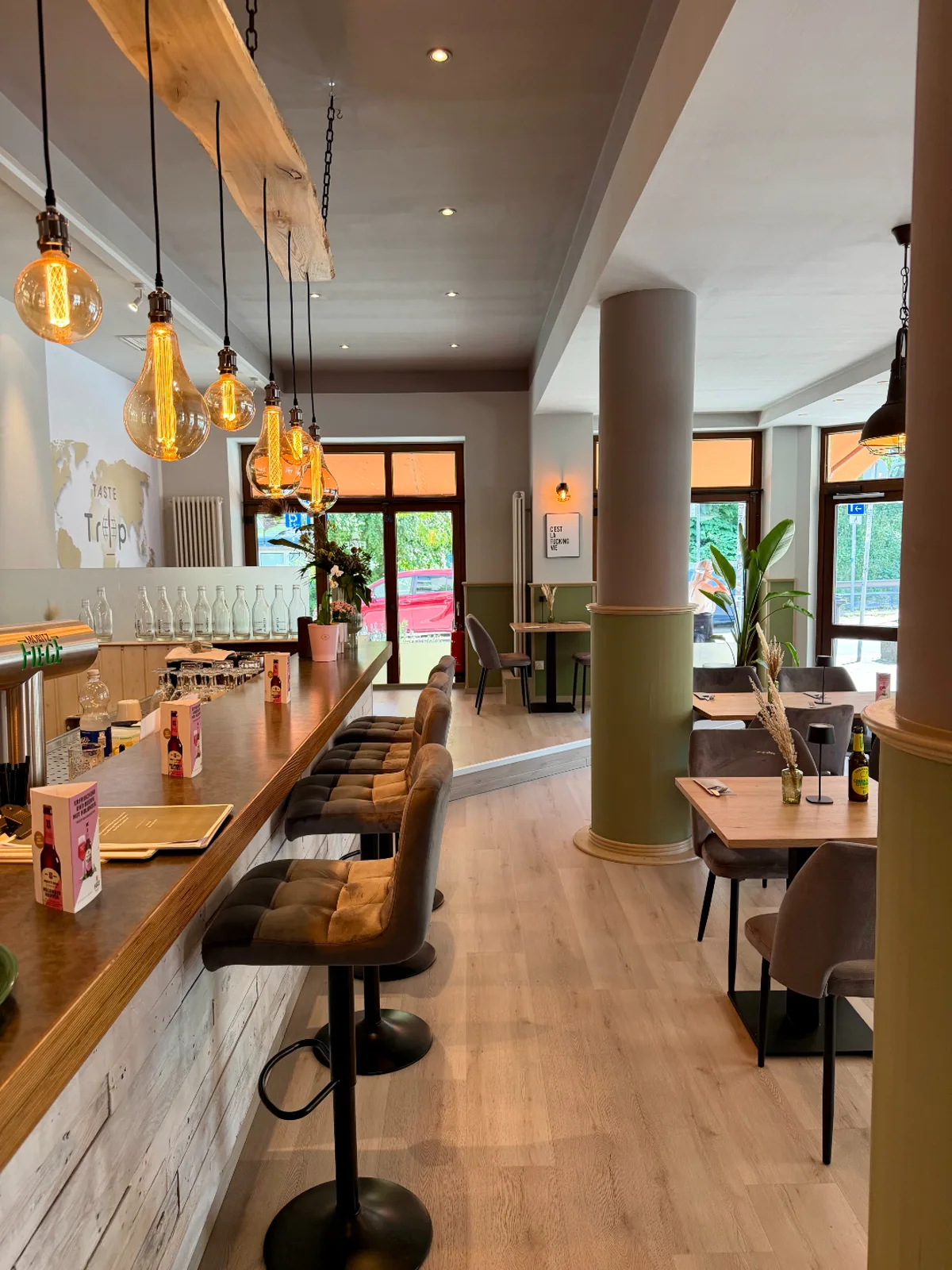 Thekenbereich und Gang im Taste-Trip Restaurant Bochum Innenstadt